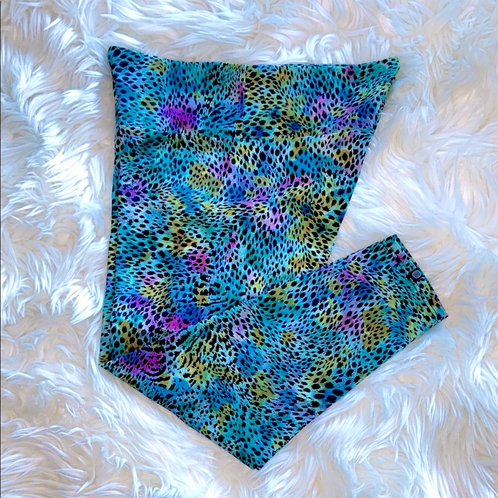 ONZIE Multi Colored Leopard Capri Crop Leggings S/M